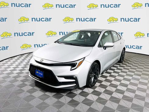 Used 2024 Toyota Corolla SE image 3