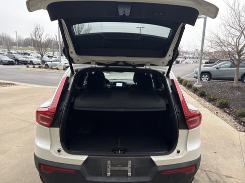 Used 2025 Volvo XC40 B5 Plus image 32