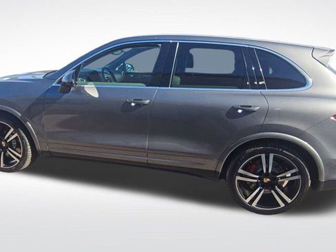 Used 2014 Porsche Cayenne Turbo image 4