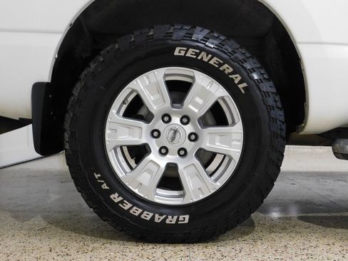 Used 2017 Nissan Titan SV image 98