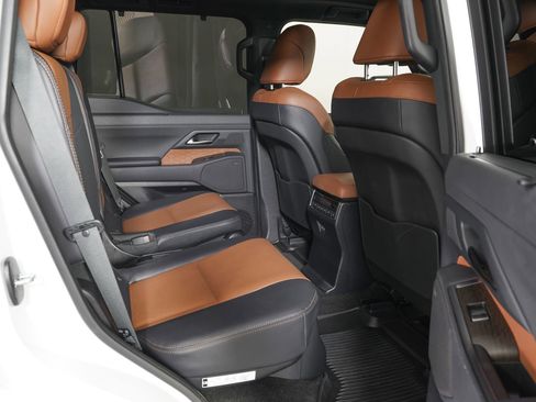 Used 2025 Lexus GX 550 w/ Accessory Package (2T) image 11