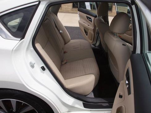 Used 2016 Nissan Altima 2.5 SV w/ Convenience Package FWD image 7