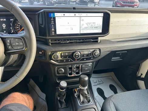 Used 2024 Jeep Gladiator Sport AWD/4WD image 18
