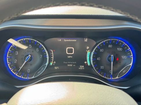 Used 2023 Chrysler Pacifica Touring-L FWD image 26