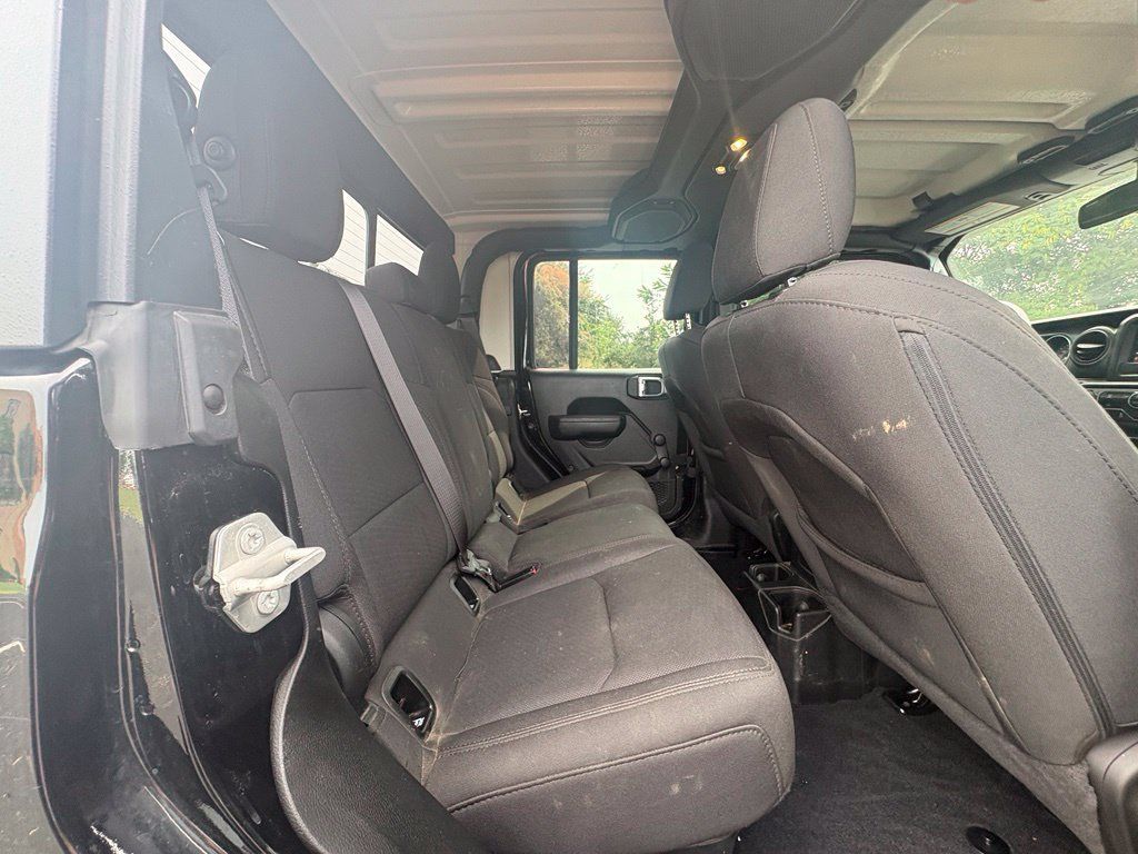 Used 2023 Jeep Gladiator Sport AWD/4WD image 16