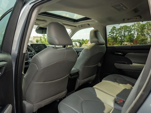 Used 2021 Toyota Highlander XLE FWD image 13