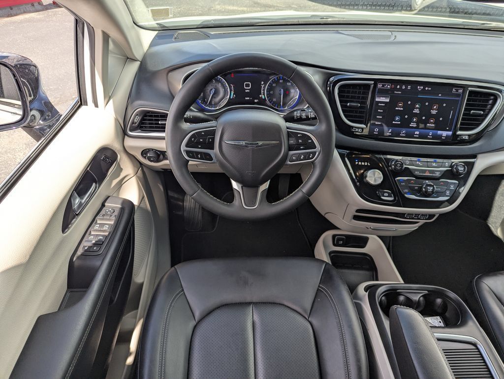 Used 2024 Chrysler Pacifica Touring-L FWD image 28