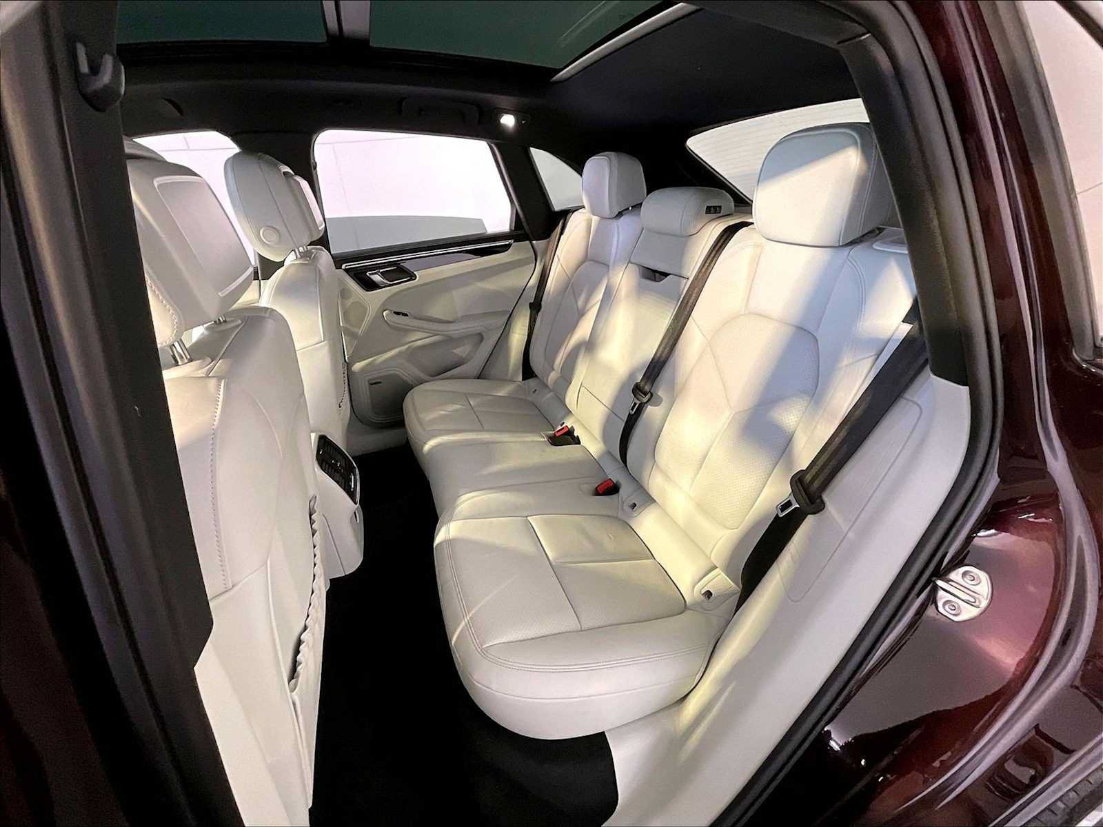 Certified 2024 Porsche Macan AWD/4WD image 24