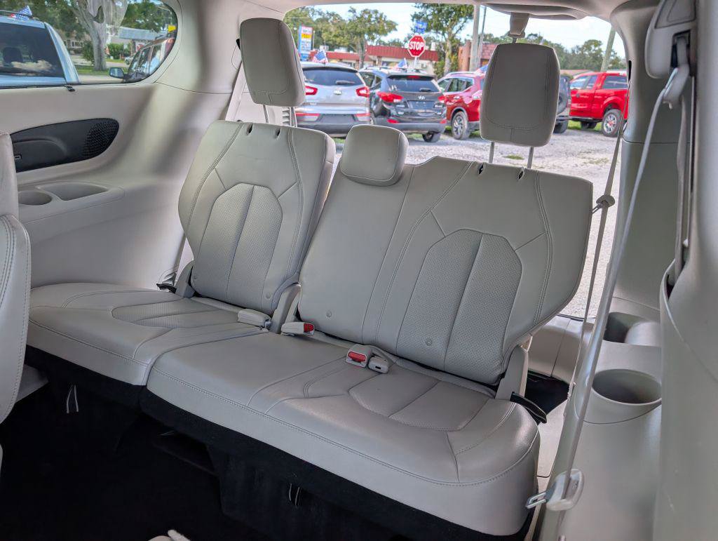 Used 2017 Chrysler Pacifica Touring-L Plus w/ Tire & Wheel Group FWD image 11