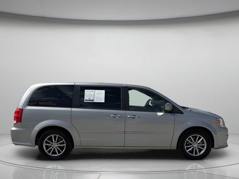 Used 2016 Dodge Grand Caravan SE FWD image 2