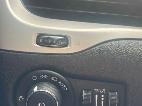Used 2017 Jeep Cherokee Trailhawk AWD/4WD image 10
