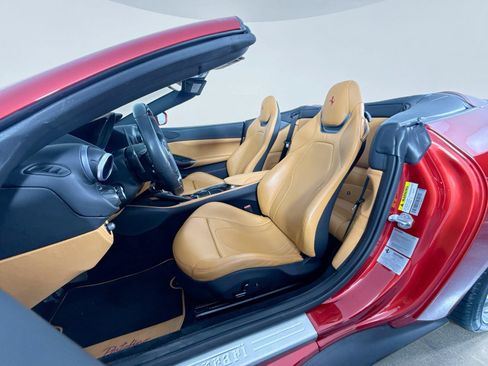 Used 2019 Ferrari Portofino RWD image 12