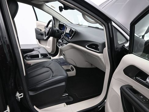 Used 2024 Chrysler Pacifica Touring-L FWD image 17