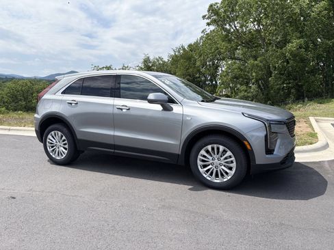 Used 2024 Cadillac XT4 Luxury w/ Cold Weather Package FWD image 7