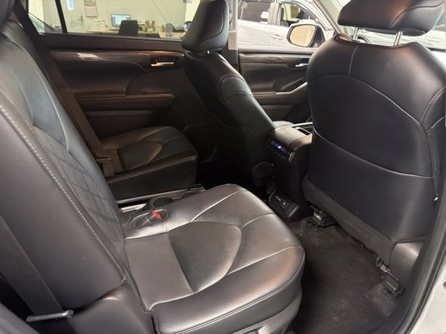 Used 2024 Toyota Highlander Platinum AWD/4WD image 12