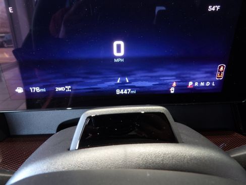 Used 2025 Chevrolet Traverse RS image 11