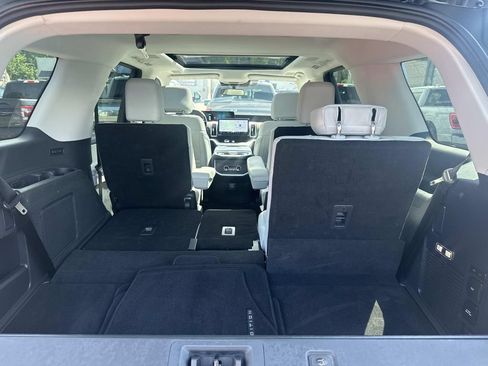 Used 2025 Ford Expedition Platinum w/ Driver's Package AWD/4WD image 6