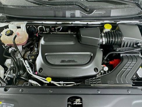 Used 2024 Chrysler Pacifica Touring-L image 28