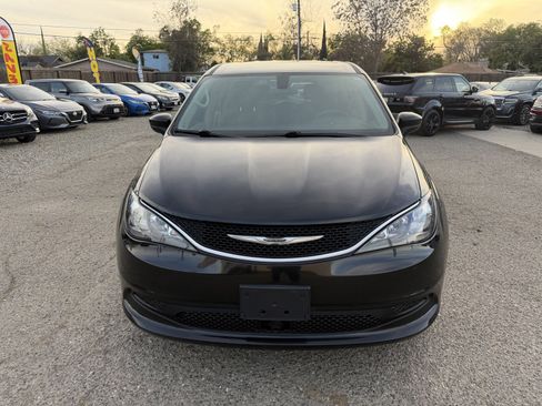 Used 2021 Chrysler Voyager LX image 2