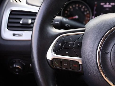Used 2018 Jeep Compass Latitude FWD image 11