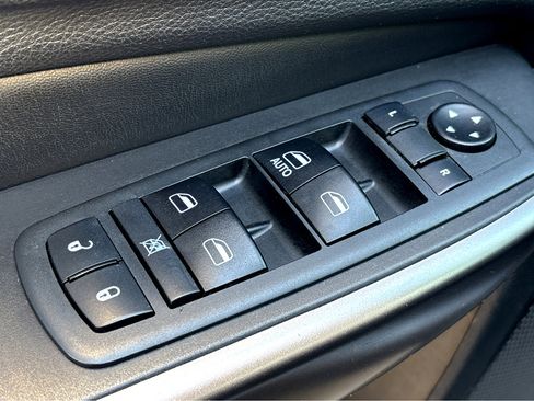 Used 2019 Jeep Cherokee Latitude w/ Popular Appearance Group image 17