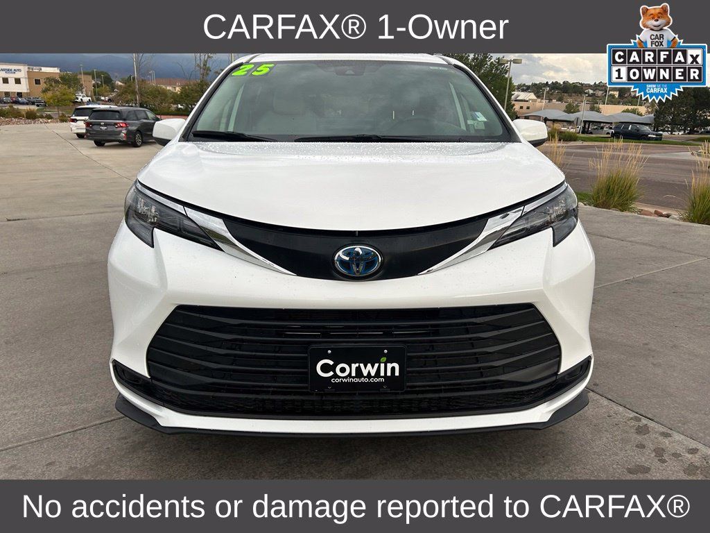 Used 2025 Toyota Sienna LE AWD/4WD image 2