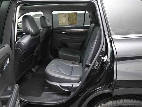Certified 2025 Toyota Highlander Platinum image 29