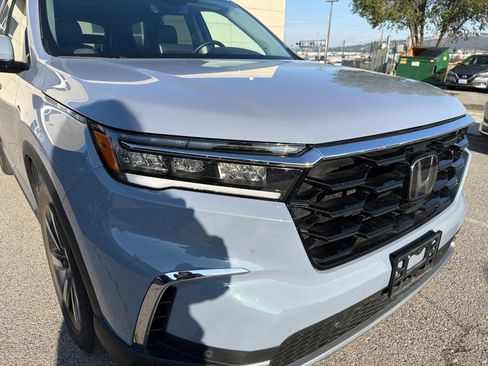 Used 2025 Honda Pilot Touring image 3