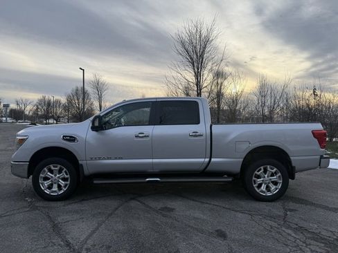 Used 2019 Nissan Titan SV w/ SV Convenience Package image 6
