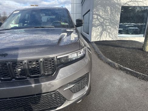 New 2025 Jeep Grand Cherokee Altitude image 10