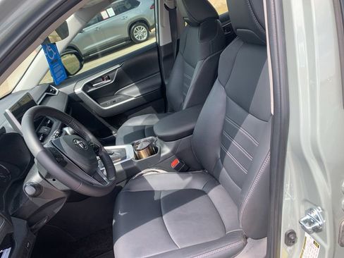 Used 2023 Toyota RAV4 XLE Premium image 6