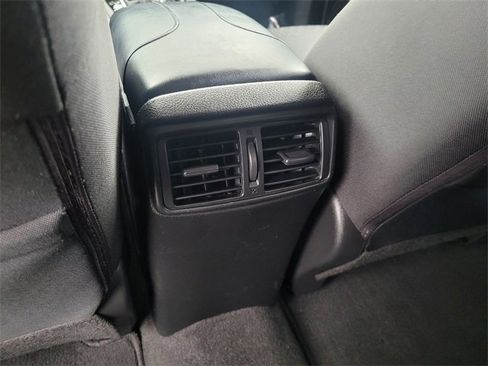 Used 2019 Nissan Rogue SV image 9