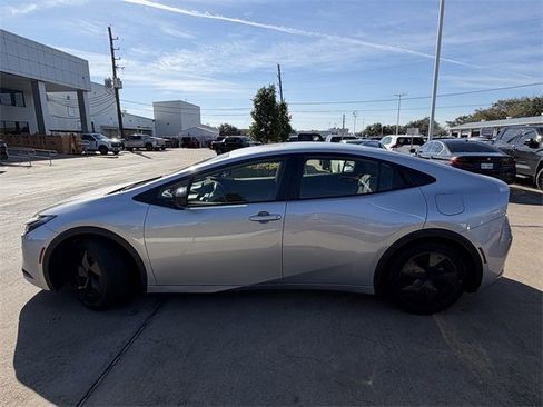 Used 2025 Toyota Prius LE image 8