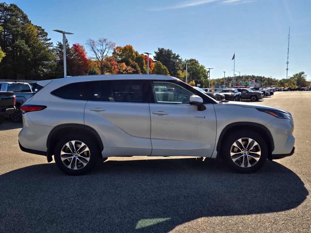 Used 2021 Toyota Highlander XLE AWD/4WD image 7