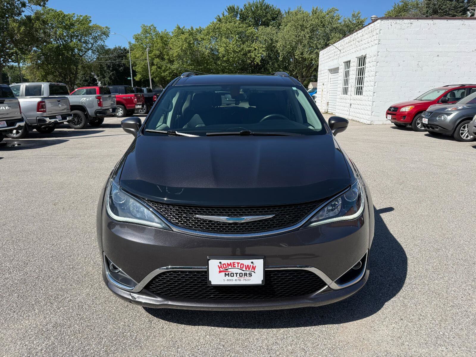 Used 2020 Chrysler Pacifica Touring-L w/ Premium Audio Group FWD image 2