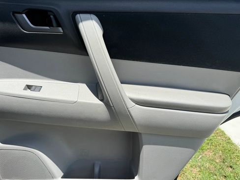 Used 2012 Toyota Highlander FWD w/ Tech Pkg image 16