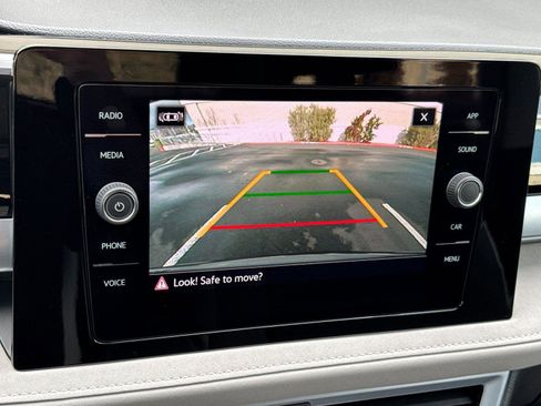 Used 2025 Volkswagen Taos SE w/ Panoramic Sunroof Package image 18