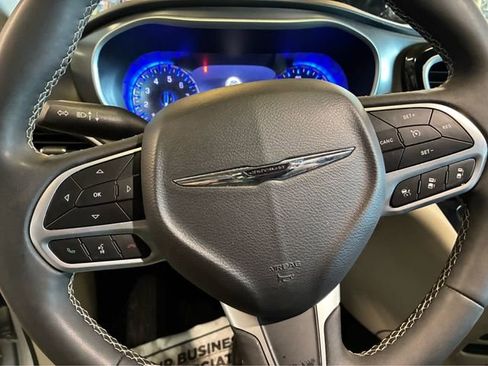 Used 2024 Chrysler Pacifica Touring-L FWD image 16