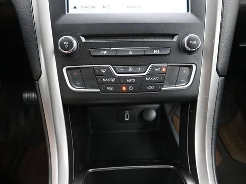 Used 2018 Ford Fusion SE w/ Fusion SE Technology Package FWD image 18