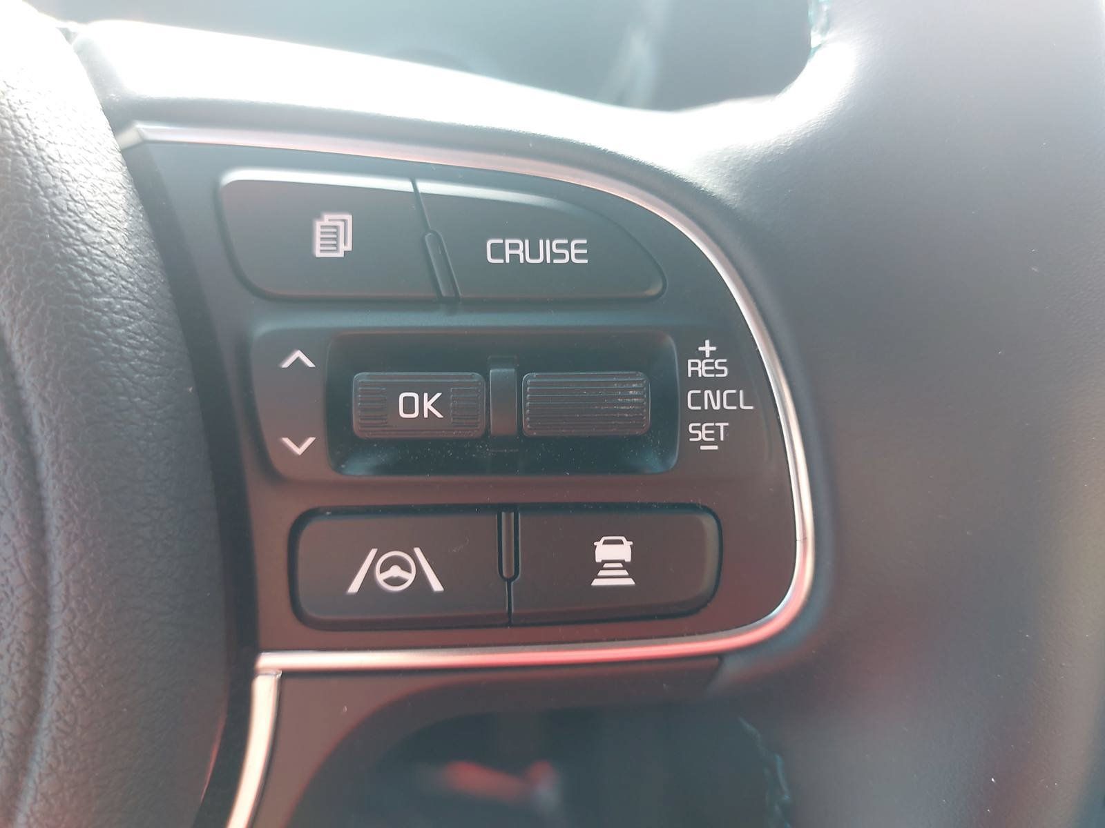 Used 2022 Kia Niro EX Premium w/ Cold Weather Package FWD image 17