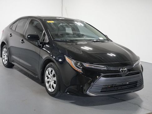 Certified 2025 Toyota Corolla LE FWD image 3