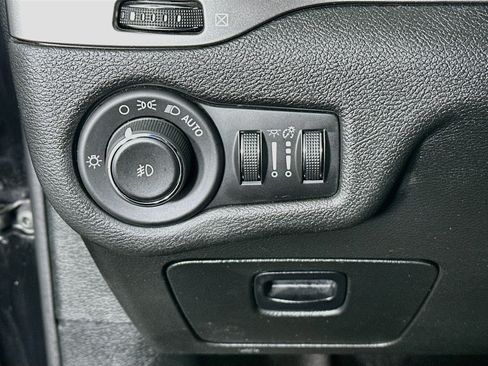 Used 2019 Jeep Cherokee Latitude Plus AWD/4WD image 16
