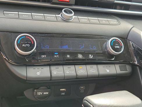 Used 2025 Hyundai Elantra SEL FWD image 29