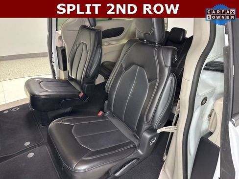 Used 2023 Chrysler Pacifica Touring-L image 2