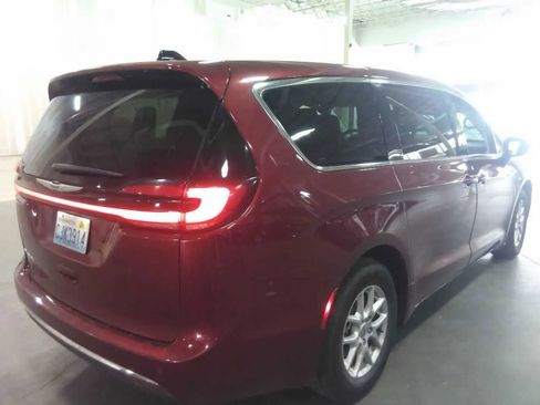 Used 2023 Chrysler Pacifica Touring-L FWD image 4
