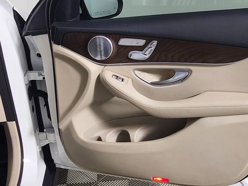 Used 2019 Mercedes-Benz GLC 350e 4MATIC image 23