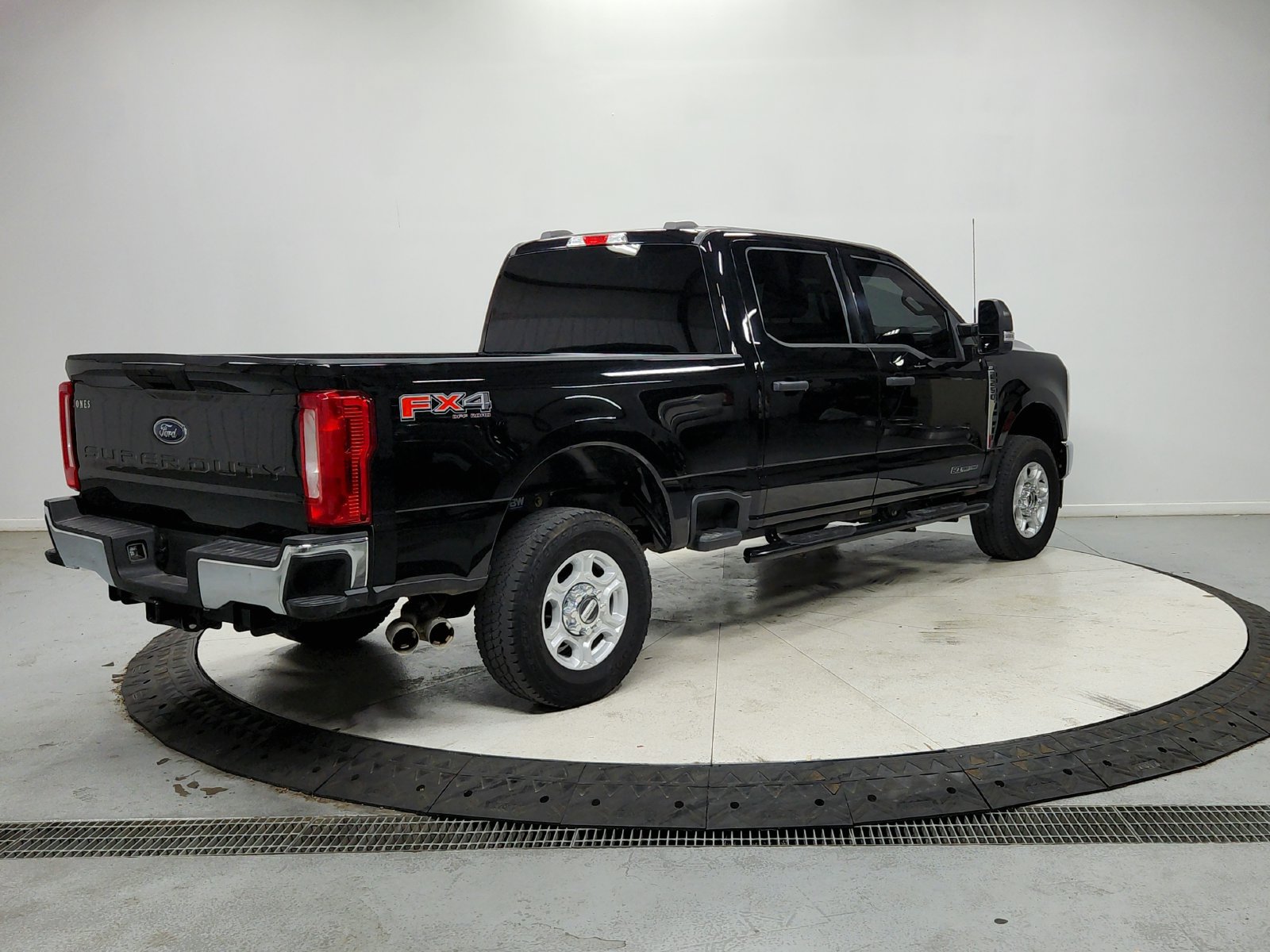 Used 2025 Ford F250 XLT w/ FX4 Off-Road Package AWD/4WD image 8