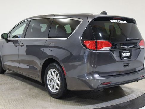 Used 2022 Chrysler Voyager LX image 9
