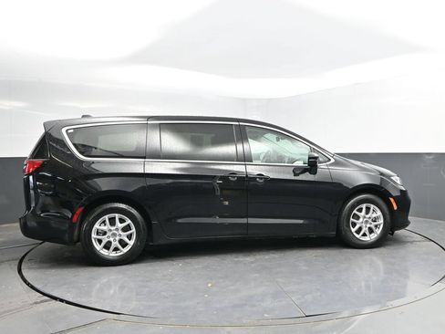 Used 2024 Chrysler Pacifica Touring-L FWD image 8