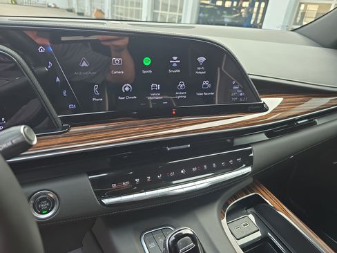 Certified 2024 Cadillac Escalade Premium Luxury w/ Performance Package AWD/4WD image 21
